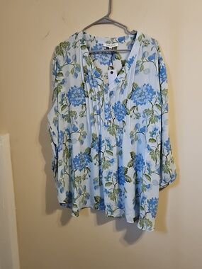 Rose & Olive Blue and Green Floral V Neck Tunic Blouse. NWT